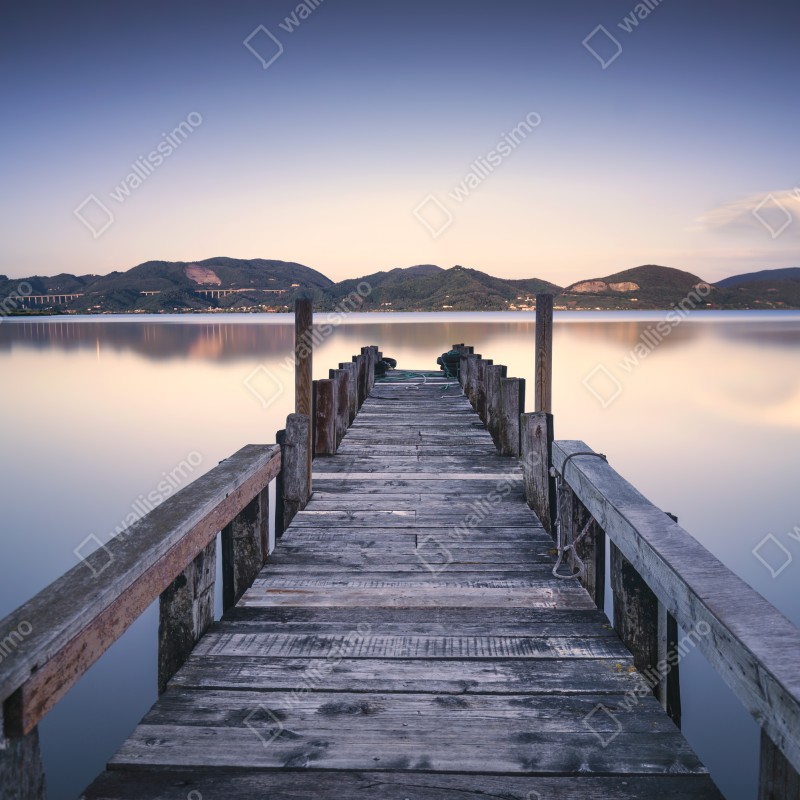 Fototapeta drewniany pomost nad jeziorem Versilia Massaciuccoli – Wallissimo® Fototapeta drewniany pomost nad jeziorem Versilia Massaciuccoli – Wallissimo®