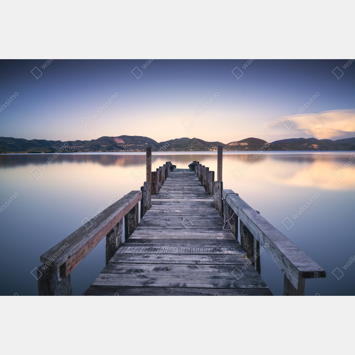 Fototapeta drewniany pomost nad jeziorem Versilia Massaciuccoli – Wallissimo® Fototapeta drewniany pomost nad jeziorem Versilia Massaciuccoli – Wallissimo®