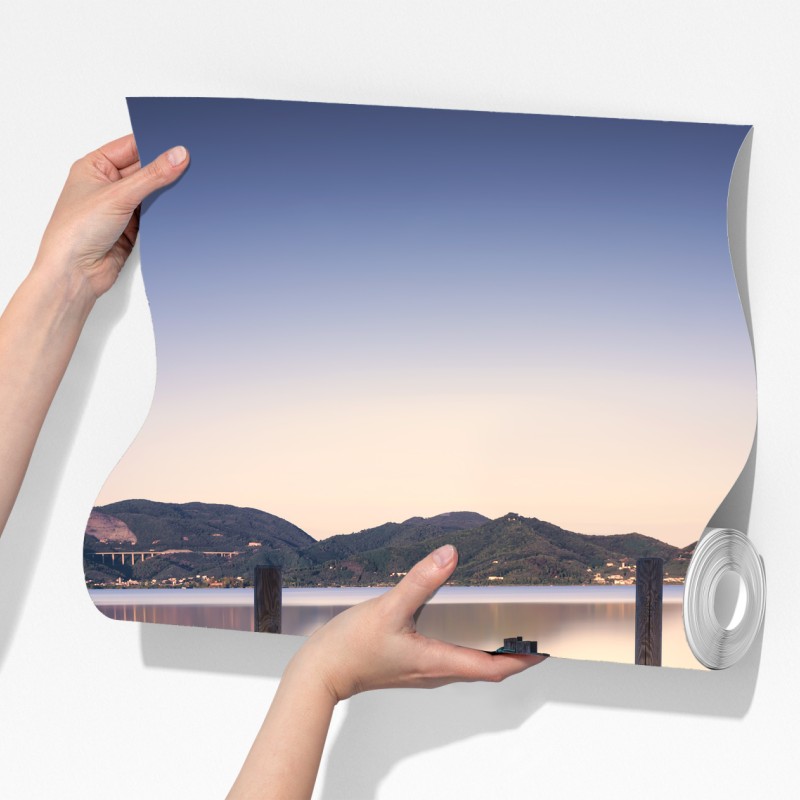 Fototapeta drewniany pomost nad jeziorem Versilia Massaciuccoli – Wallissimo® Fototapeta drewniany pomost nad jeziorem Versilia Massaciuccoli – Wallissimo®