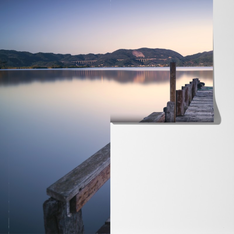 Fototapeta drewniany pomost nad jeziorem Versilia Massaciuccoli – Wallissimo® Fototapeta drewniany pomost nad jeziorem Versilia Massaciuccoli – Wallissimo®