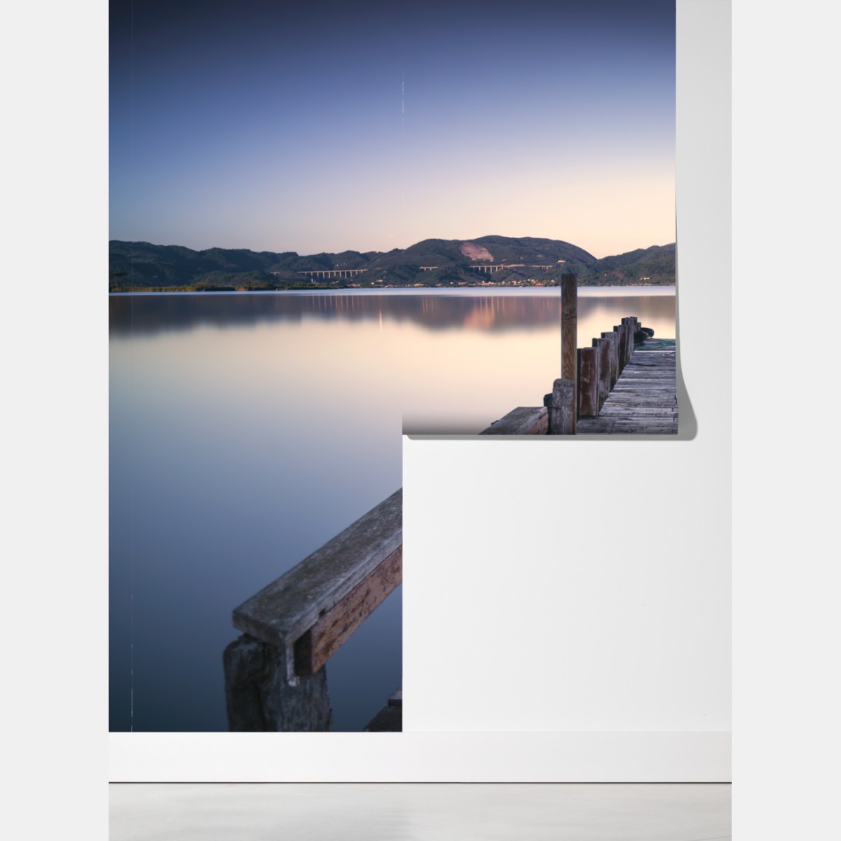 Fototapeta drewniany pomost nad jeziorem Versilia Massaciuccoli – Wallissimo® Fototapeta drewniany pomost nad jeziorem Versilia Massaciuccoli – Wallissimo®