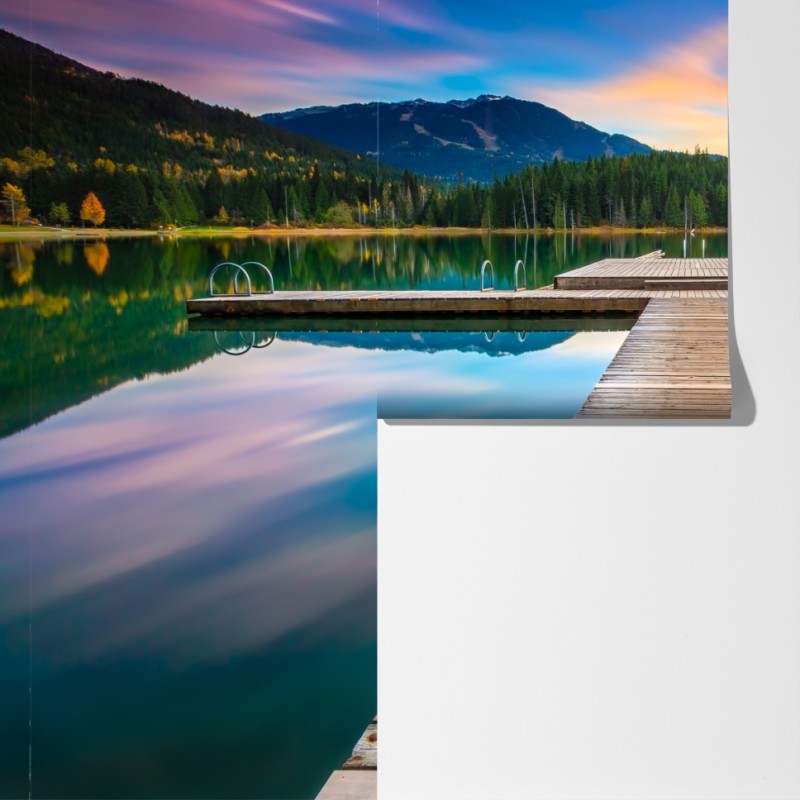 Fototapeta spokojne górskie jezioro o zachodzie słońca – Wallissimo® Fototapeta spokojne górskie jezioro o zachodzie słońca – Wallissimo®