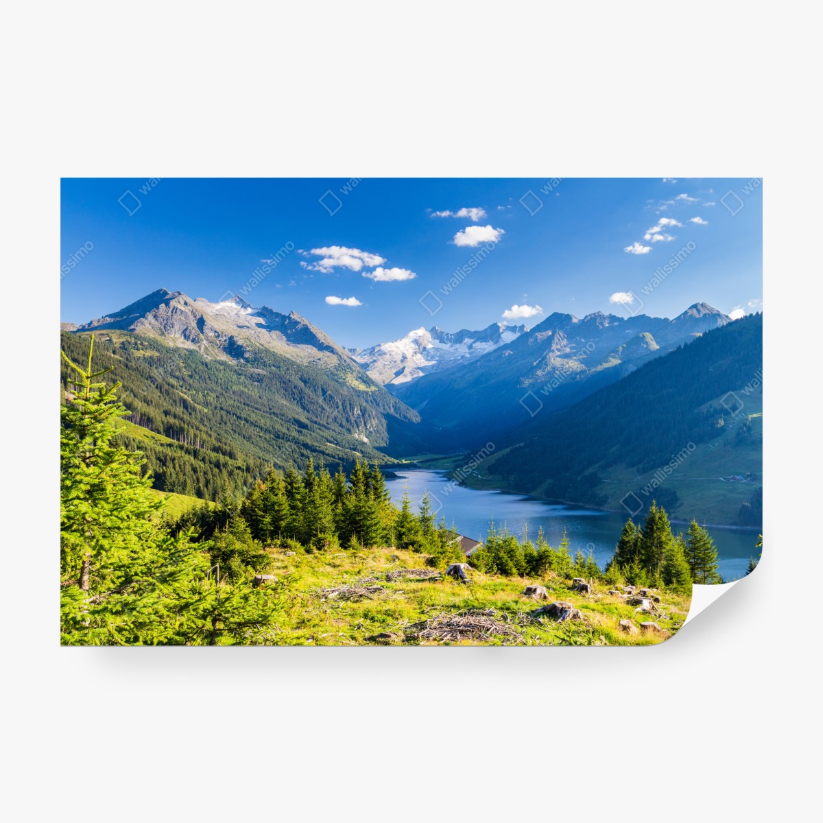 Fototapeta spokojna dolina z alpejskim jeziorem – Wallissimo® Fototapeta spokojna dolina z alpejskim jeziorem – Wallissimo®
