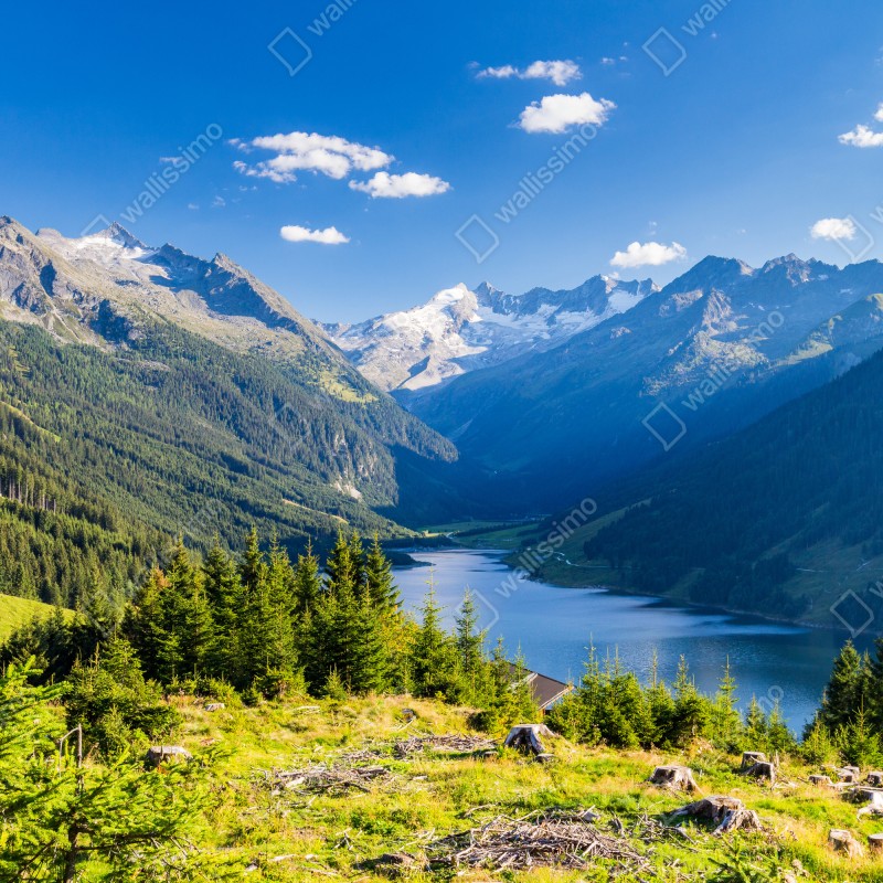 Fototapeta spokojna dolina z alpejskim jeziorem – Wallissimo® Fototapeta spokojna dolina z alpejskim jeziorem – Wallissimo®