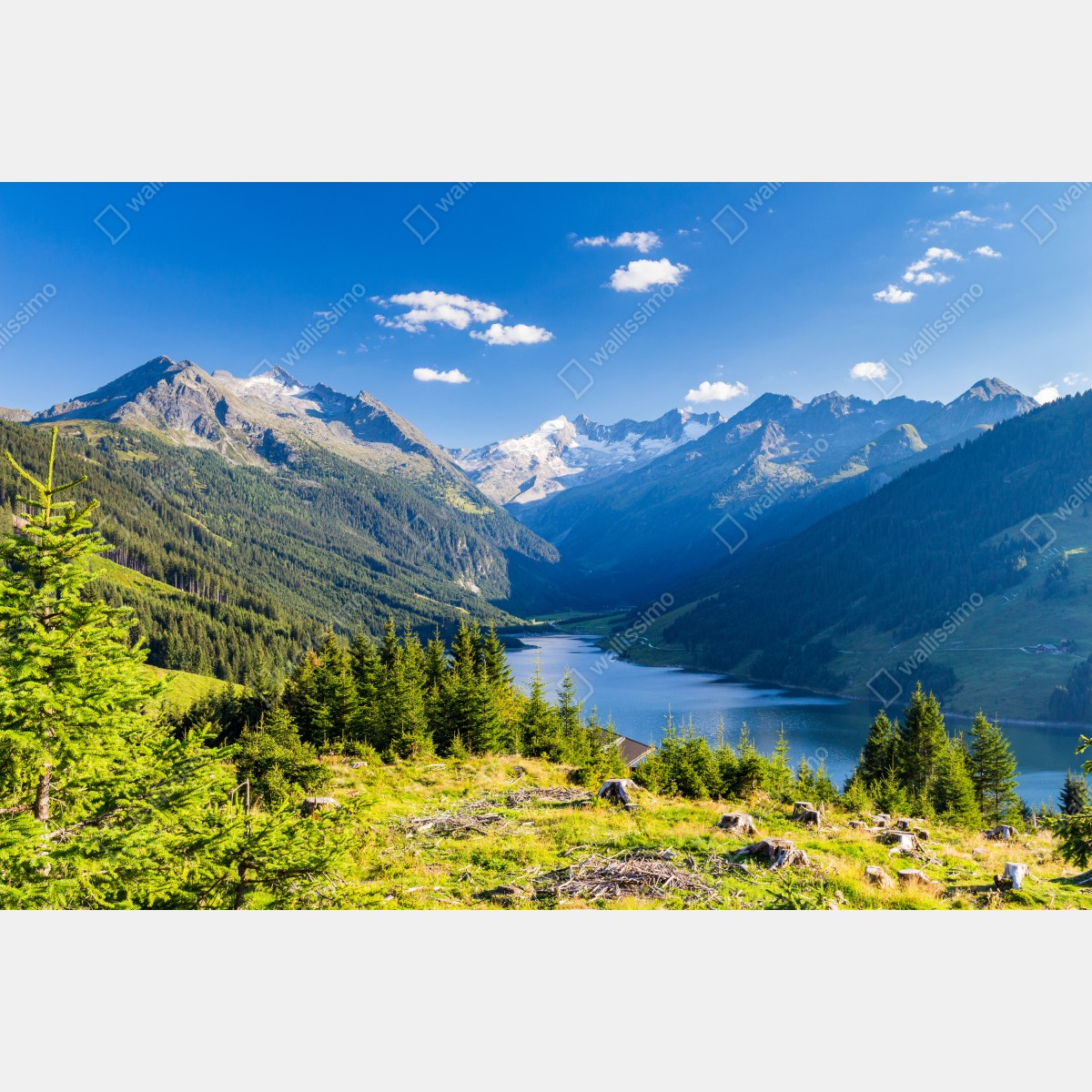 Fototapeta spokojna dolina z alpejskim jeziorem – Wallissimo® Fototapeta spokojna dolina z alpejskim jeziorem – Wallissimo®