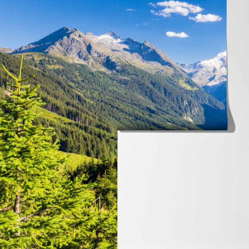 Fototapeta spokojna dolina z alpejskim jeziorem – Wallissimo® Fototapeta spokojna dolina z alpejskim jeziorem – Wallissimo®