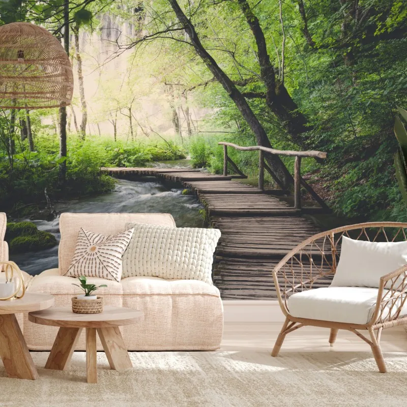 Fototapeta spokojna drewniana kładka w zielonym lesie – Wallissimo® Fototapeta spokojna drewniana kładka w zielonym lesie – Wallissimo®