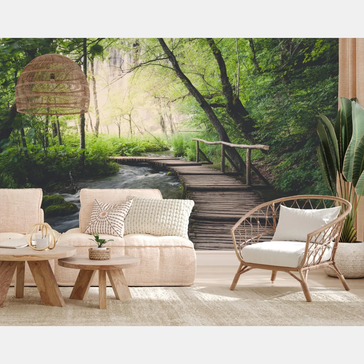 Fototapeta spokojna drewniana kładka w zielonym lesie – Wallissimo® Fototapeta spokojna drewniana kładka w zielonym lesie – Wallissimo®