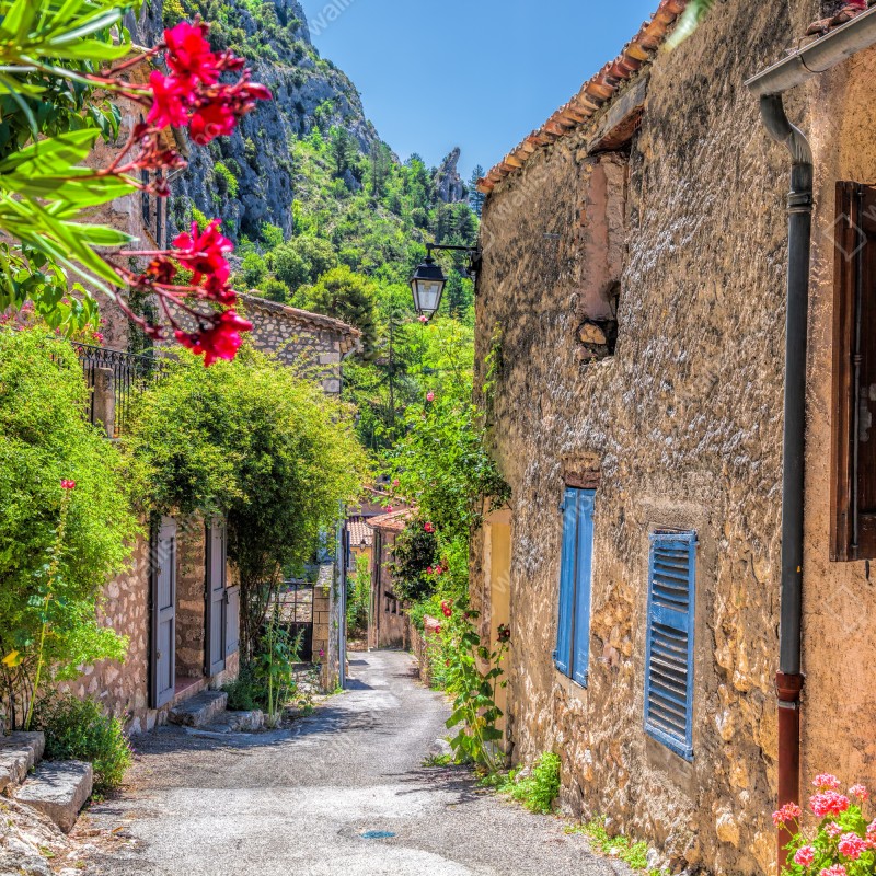 Fototapeta Moustiers Sainte Marie urokliwa uliczka w Prowansji – Wallissimo® Fototapeta Moustiers Sainte Marie urokliwa uliczka w Prowansji – Wallissimo®