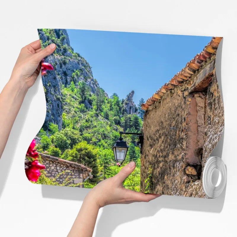 Fototapeta Moustiers Sainte Marie urokliwa uliczka w Prowansji – Wallissimo® Fototapeta Moustiers Sainte Marie urokliwa uliczka w Prowansji – Wallissimo®