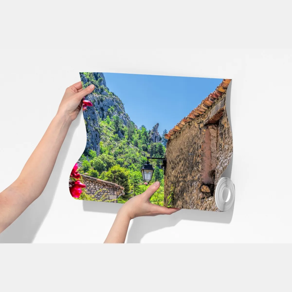 Fototapeta Moustiers Sainte Marie urokliwa uliczka w Prowansji – Wallissimo® Fototapeta Moustiers Sainte Marie urokliwa uliczka w Prowansji – Wallissimo®