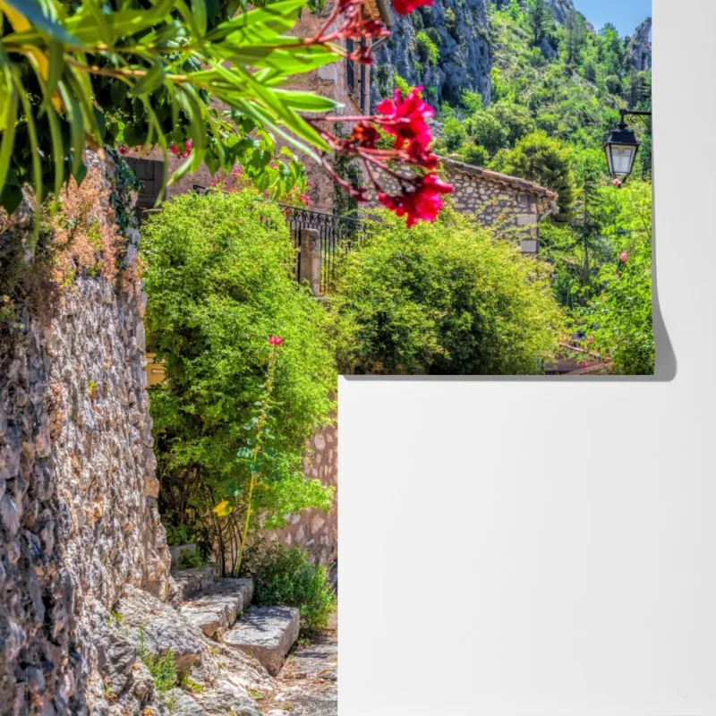 Fototapeta Moustiers Sainte Marie urokliwa uliczka w Prowansji – Wallissimo® Fototapeta Moustiers Sainte Marie urokliwa uliczka w Prowansji – Wallissimo®