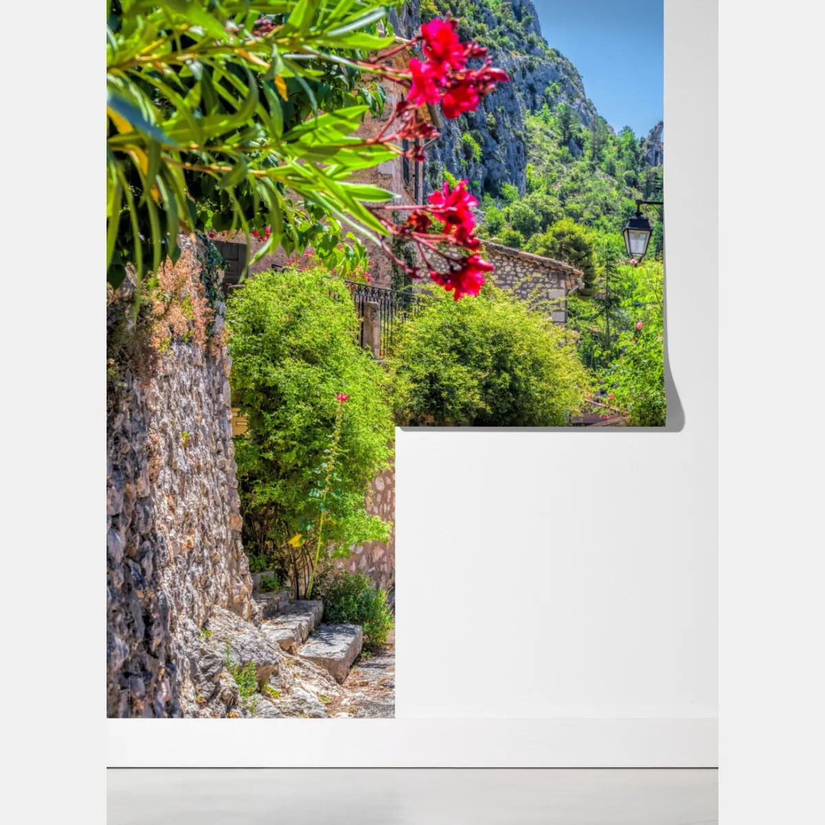 Fototapeta Moustiers Sainte Marie urokliwa uliczka w Prowansji – Wallissimo® Fototapeta Moustiers Sainte Marie urokliwa uliczka w Prowansji – Wallissimo®