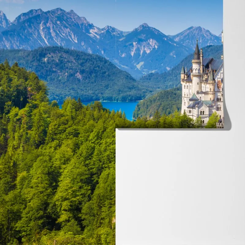 Fototapeta zamek Neuschwanstein w alpejskim krajobrazie – Wallissimo® Fototapeta zamek Neuschwanstein w alpejskim krajobrazie – Wallissimo®