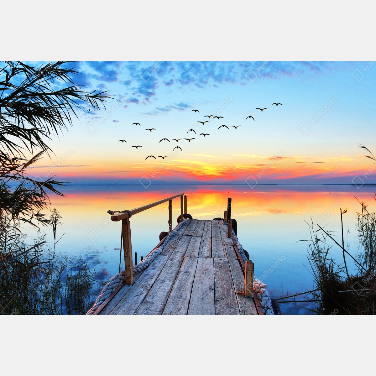 Fototapeta pomost o zachodzie słońca nad jeziorem – Wallissimo® Fototapeta pomost o zachodzie słońca nad jeziorem – Wallissimo®