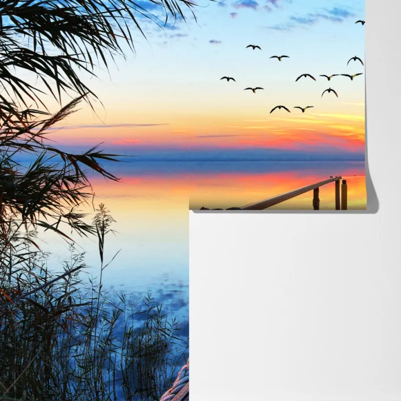 Fototapeta pomost o zachodzie słońca nad jeziorem – Wallissimo® Fototapeta pomost o zachodzie słońca nad jeziorem – Wallissimo®