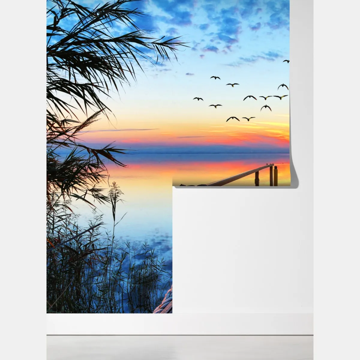 Fototapeta pomost o zachodzie słońca nad jeziorem – Wallissimo® Fototapeta pomost o zachodzie słońca nad jeziorem – Wallissimo®