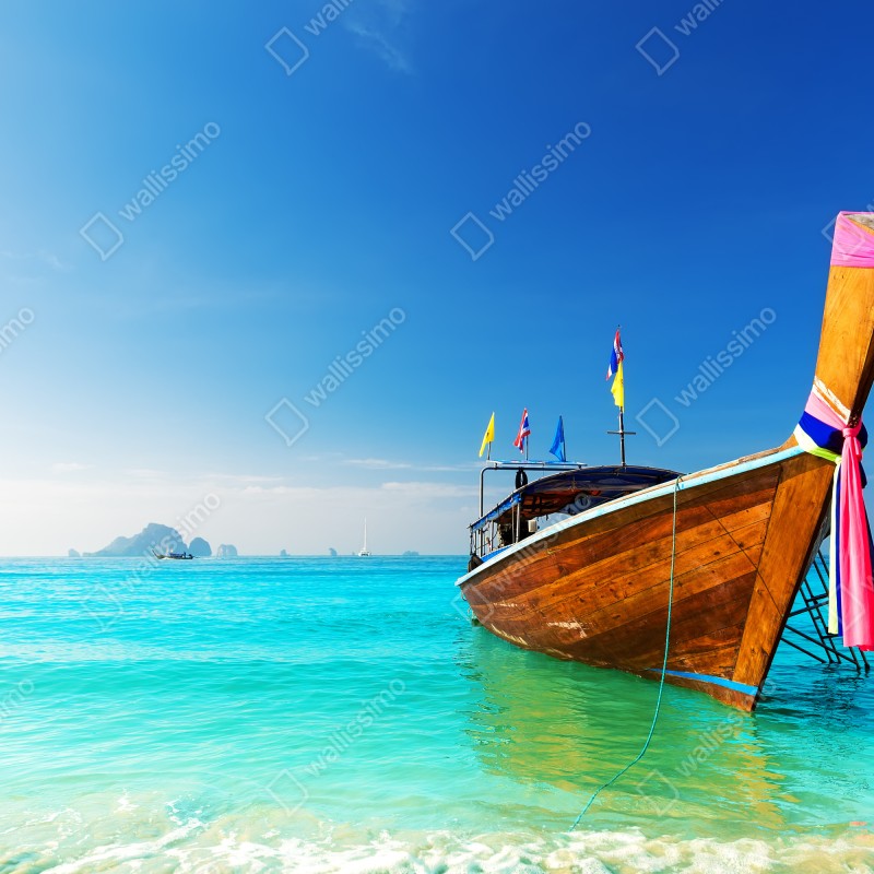Fototapeta długa łódź na turkusowej plaży, Morze Andamańskie – Wallissimo® Fototapeta długa łódź na turkusowej plaży, Morze Andamańskie – Wallissimo®