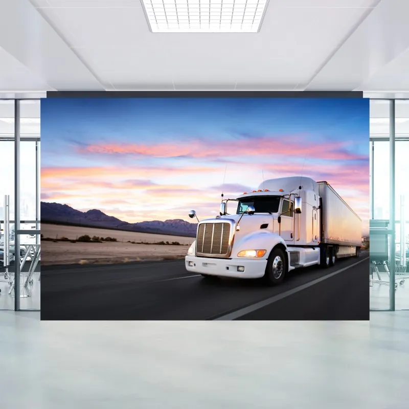 Fototapeta ciężarówka w ruchu o zachodzie słońca