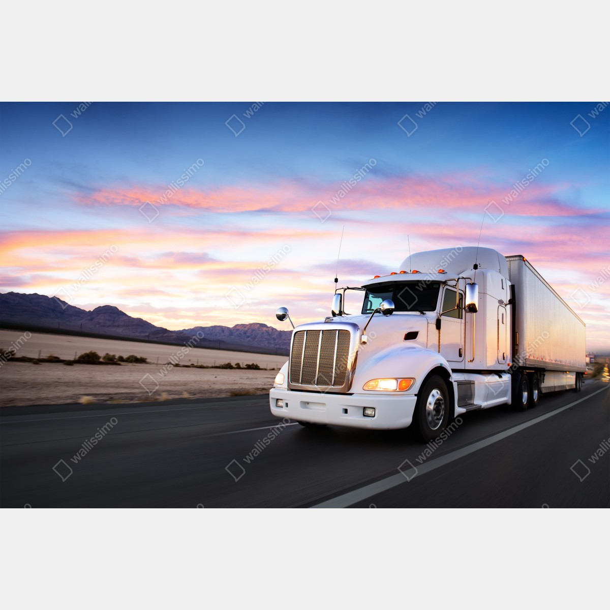 Fototapeta ciężarówka w ruchu o zachodzie słońca – Wallissimo® Fototapeta ciężarówka w ruchu o zachodzie słońca – Wallissimo®