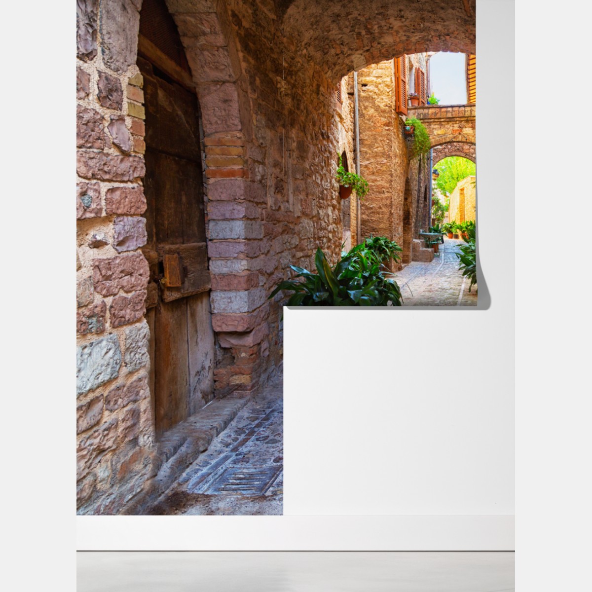 Fototapeta słoneczna uliczka z doniczkami w Spello – Wallissimo® Fototapeta słoneczna uliczka z doniczkami w Spello – Wallissimo®