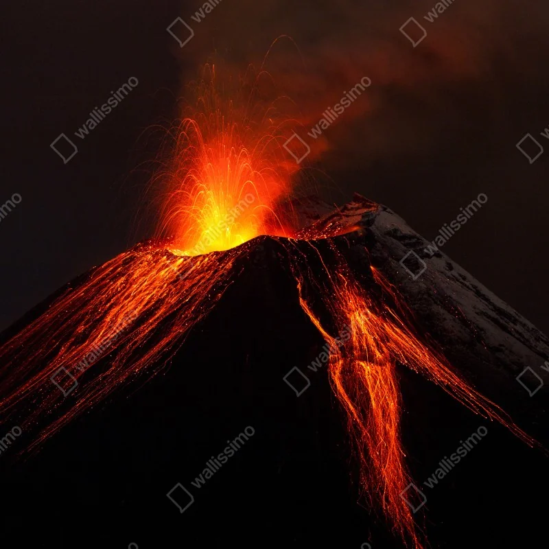 Fototapeta płonący wulkan nocą – Wallissimo® Fototapeta płonący wulkan nocą – Wallissimo®