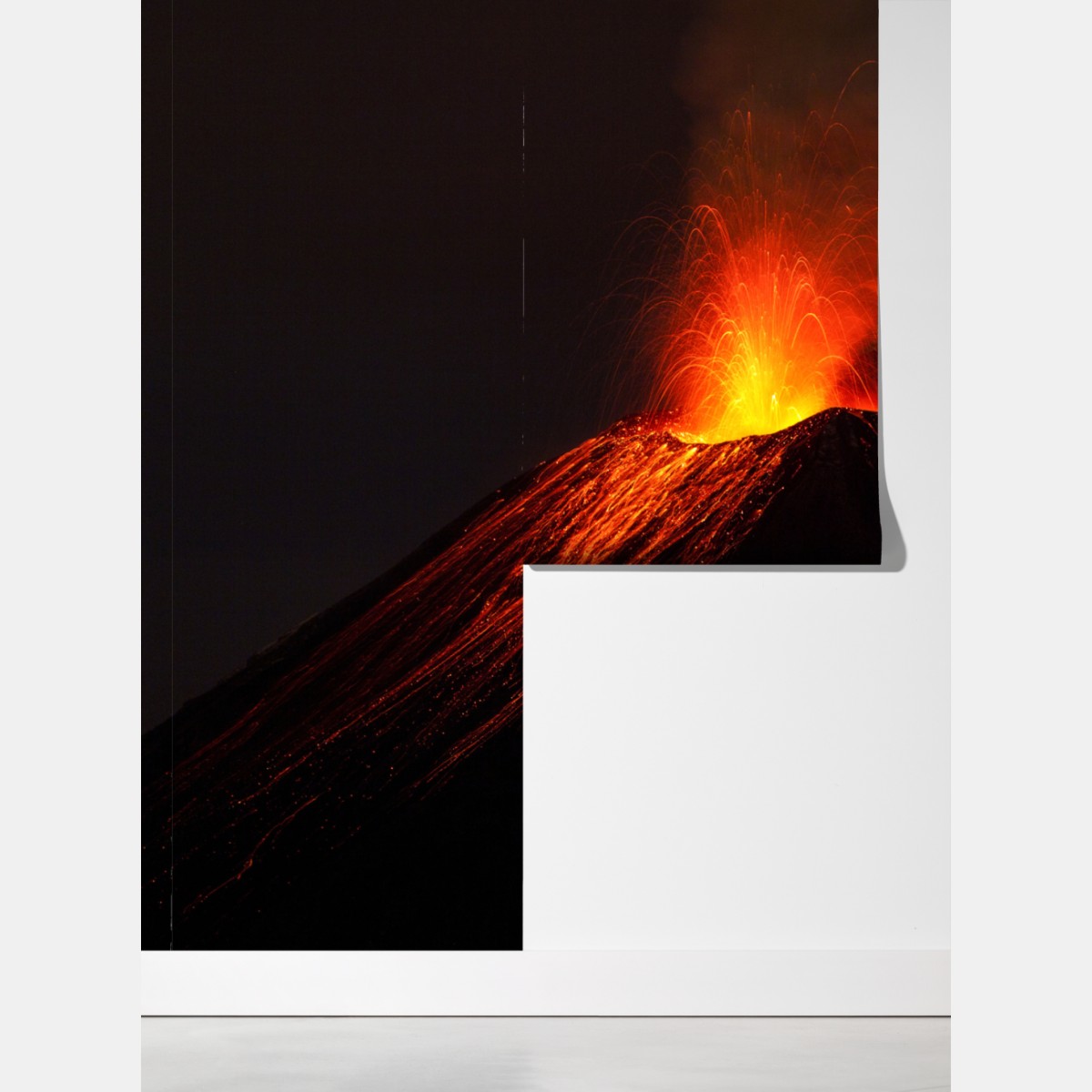 Fototapeta płonący wulkan nocą – Wallissimo® Fototapeta płonący wulkan nocą – Wallissimo®