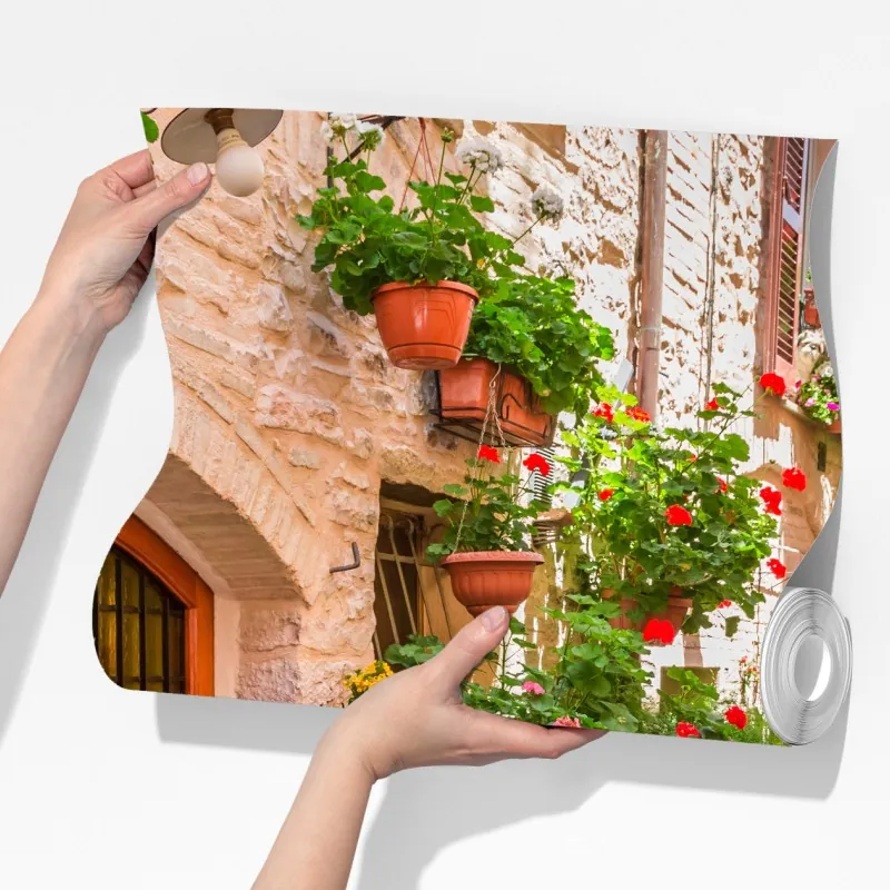 Fototapeta słoneczna uliczka we Włochach z kwitnącymi donicami – Wallissimo® Fototapeta słoneczna uliczka we Włochach z kwitnącymi donicami – Wallissimo®