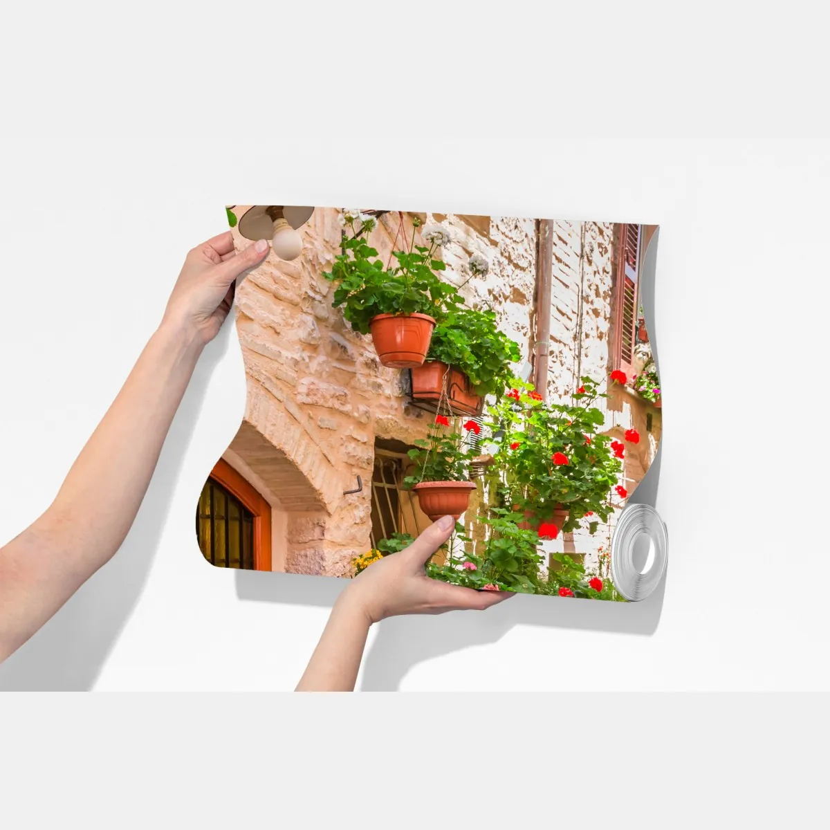 Fototapeta słoneczna uliczka we Włochach z kwitnącymi donicami – Wallissimo® Fototapeta słoneczna uliczka we Włochach z kwitnącymi donicami – Wallissimo®