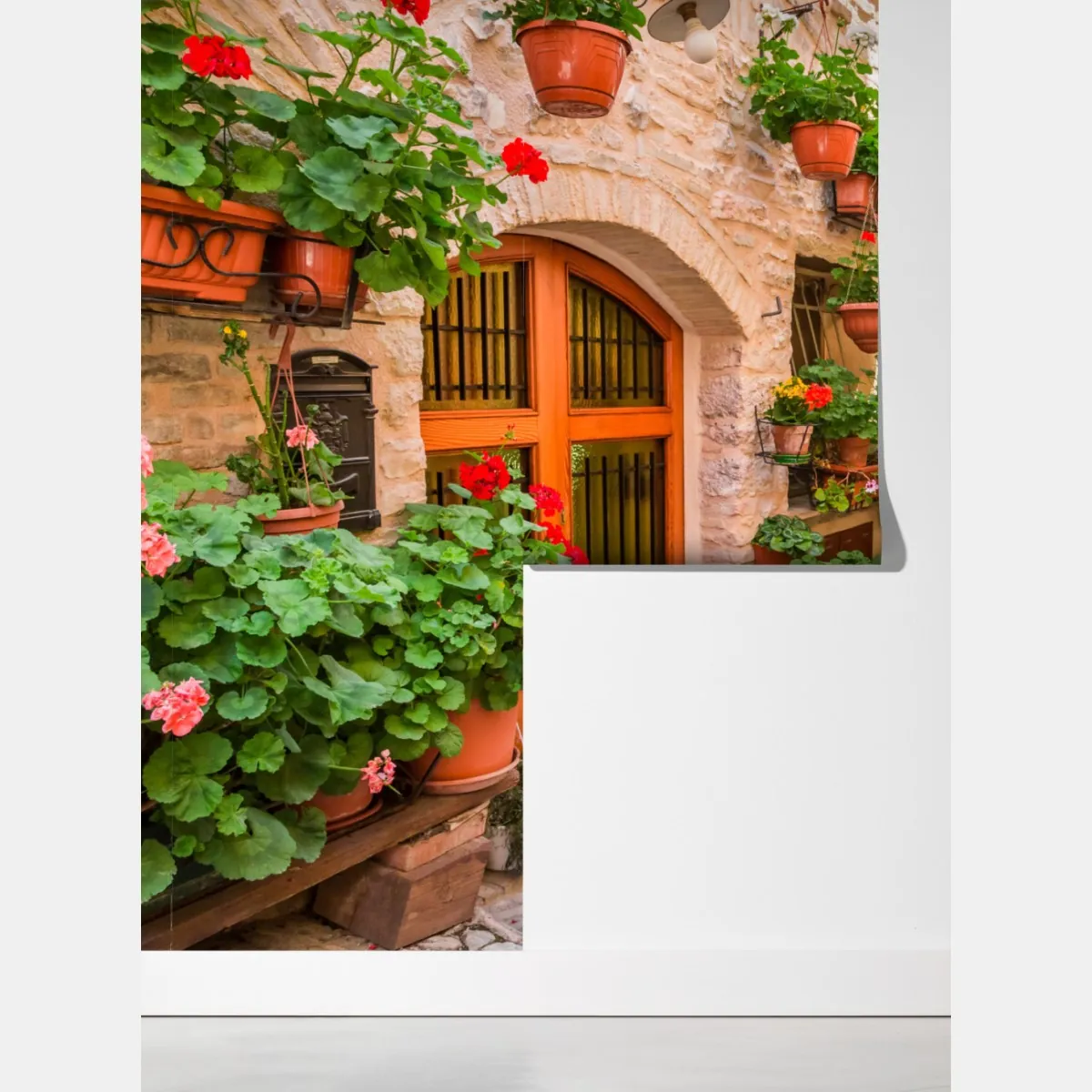 Fototapeta słoneczna uliczka we Włochach z kwitnącymi donicami – Wallissimo® Fototapeta słoneczna uliczka we Włochach z kwitnącymi donicami – Wallissimo®