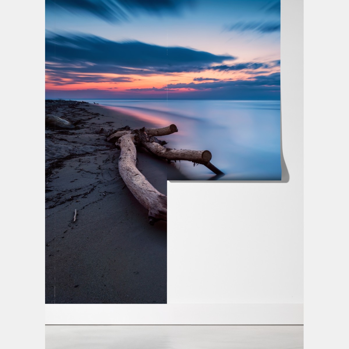 Fototapeta dryfujące drewno o zmierzchu na spokojnej plaży – Wallissimo® Fototapeta dryfujące drewno o zmierzchu na spokojnej plaży – Wallissimo®