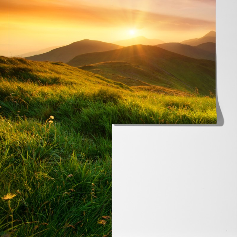 Fototapeta wschód słońca nad zieloną doliną górską – Wallissimo® Fototapeta wschód słońca nad zieloną doliną górską – Wallissimo®