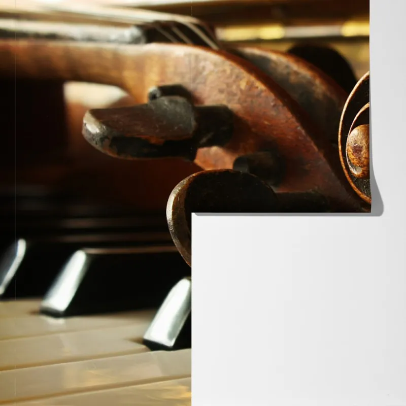 Fototapeta zabytkowa główka skrzypiec na klawiszach fortepianu – Wallissimo® Fototapeta zabytkowa główka skrzypiec na klawiszach fortepianu – Wallissimo®