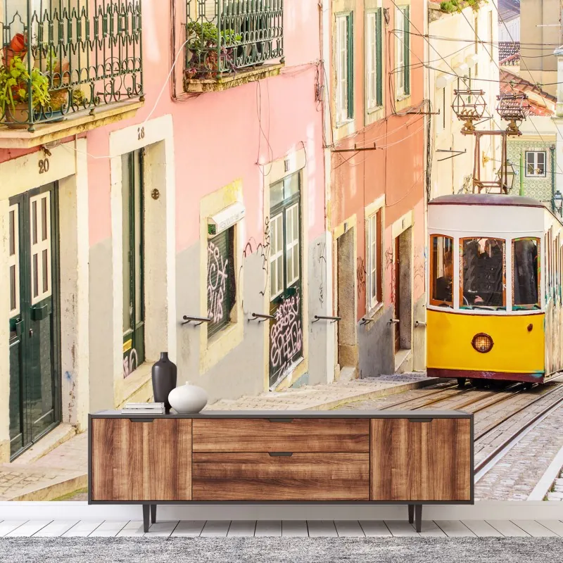 Fototapeta słoneczny tramwaj na pastelowej ulicy w Lizbonie – Wallissimo® Fototapeta słoneczny tramwaj na pastelowej ulicy w Lizbonie – Wallissimo®