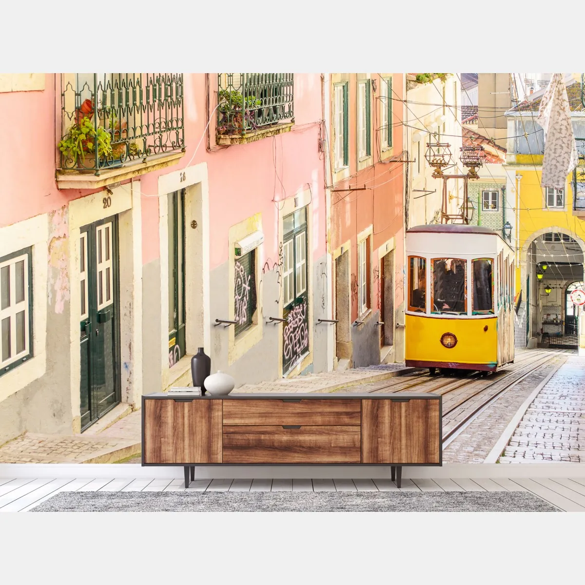 Fototapeta słoneczny tramwaj na pastelowej ulicy w Lizbonie – Wallissimo® Fototapeta słoneczny tramwaj na pastelowej ulicy w Lizbonie – Wallissimo®