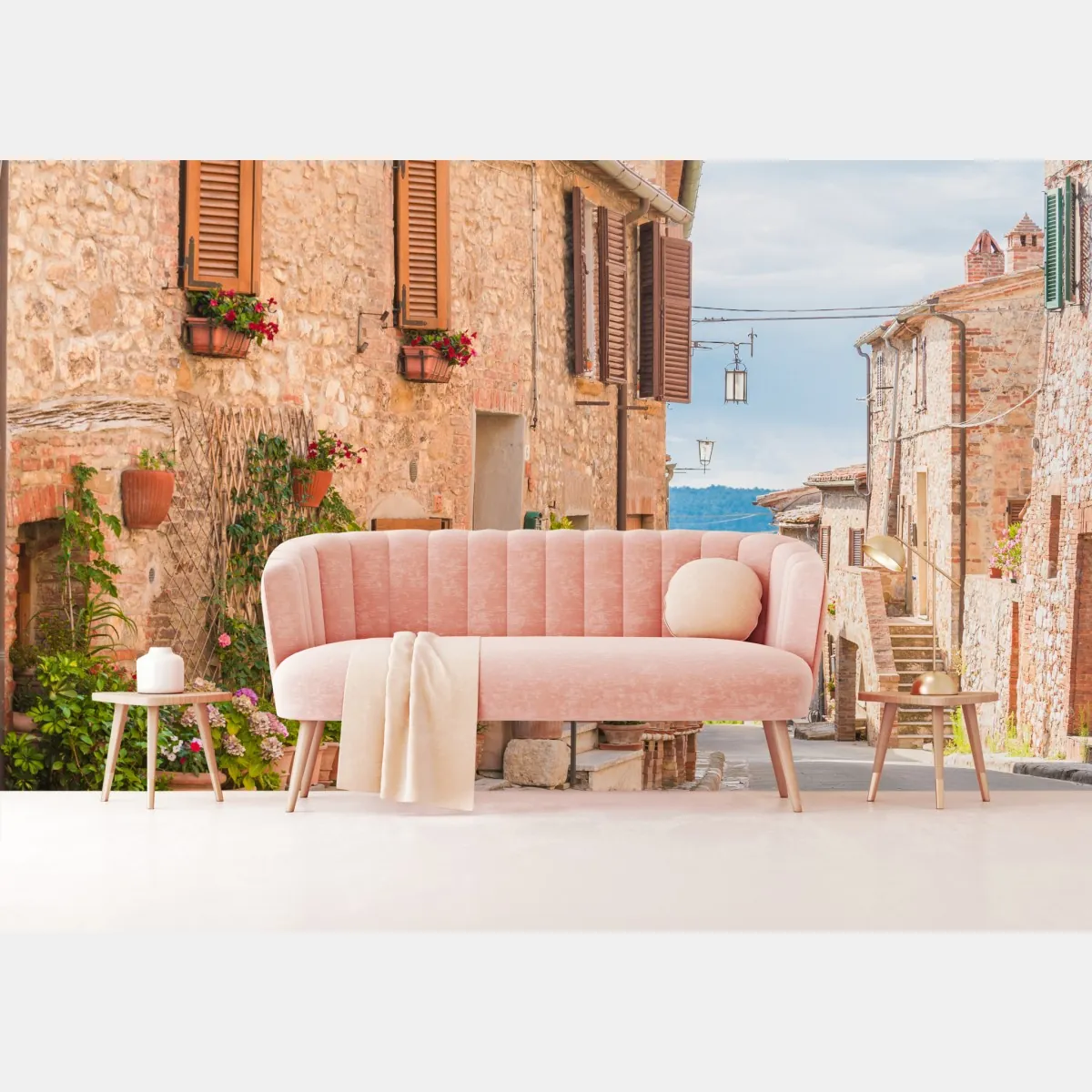 Fototapeta średniowieczna ulica w Toskanii z doniczkami z kwiatami – Wallissimo® Fototapeta średniowieczna ulica w Toskanii z doniczkami z kwiatami – Wallissimo®