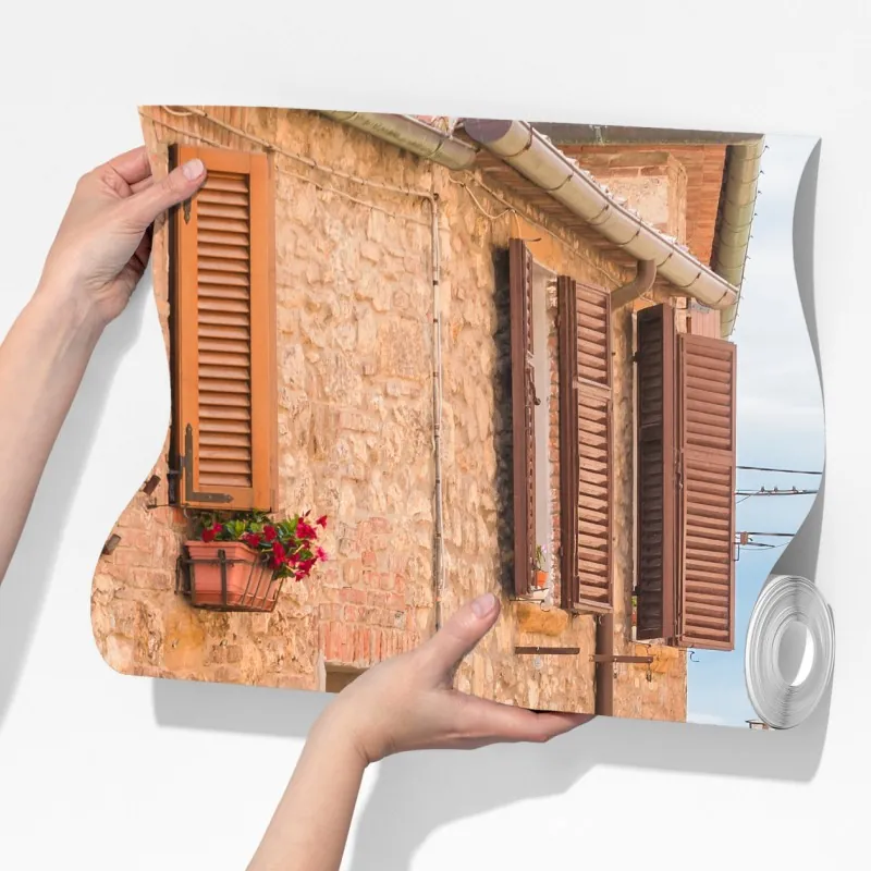 Fototapeta średniowieczna ulica w Toskanii z doniczkami z kwiatami – Wallissimo® Fototapeta średniowieczna ulica w Toskanii z doniczkami z kwiatami – Wallissimo®