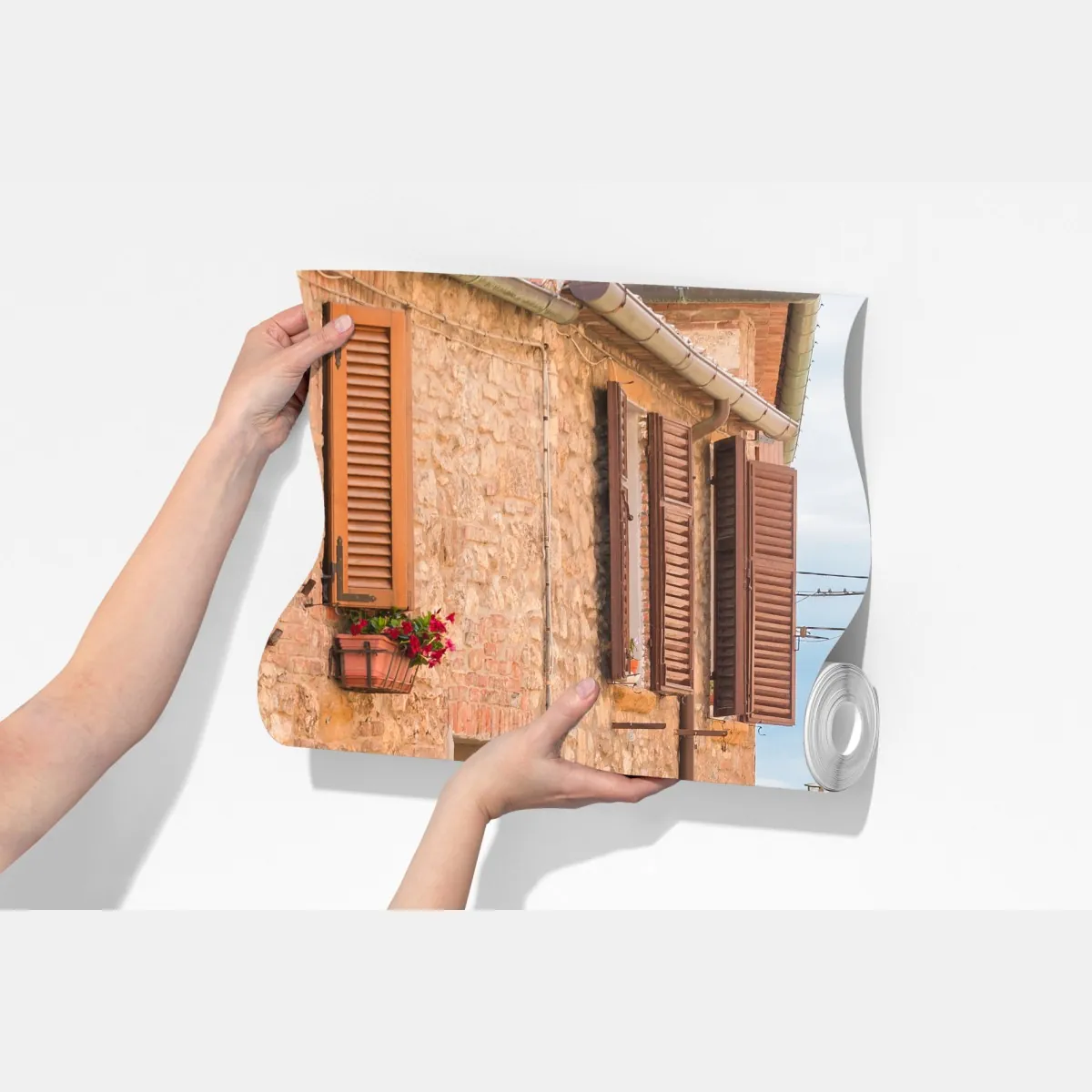 Fototapeta średniowieczna ulica w Toskanii z doniczkami z kwiatami – Wallissimo® Fototapeta średniowieczna ulica w Toskanii z doniczkami z kwiatami – Wallissimo®