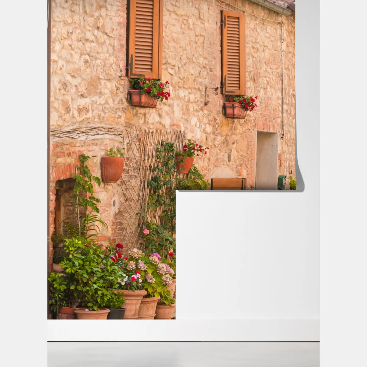 Fototapeta średniowieczna ulica w Toskanii z doniczkami z kwiatami – Wallissimo® Fototapeta średniowieczna ulica w Toskanii z doniczkami z kwiatami – Wallissimo®