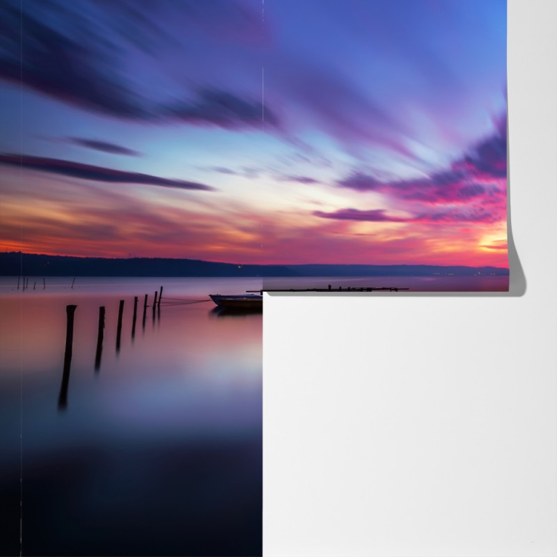 Fototapeta zachód słońca nad spokojnym jeziorem z drewnianym pomostem – Wallissimo® Fototapeta zachód słońca nad spokojnym jeziorem z drewnianym pomostem – Wallissimo®