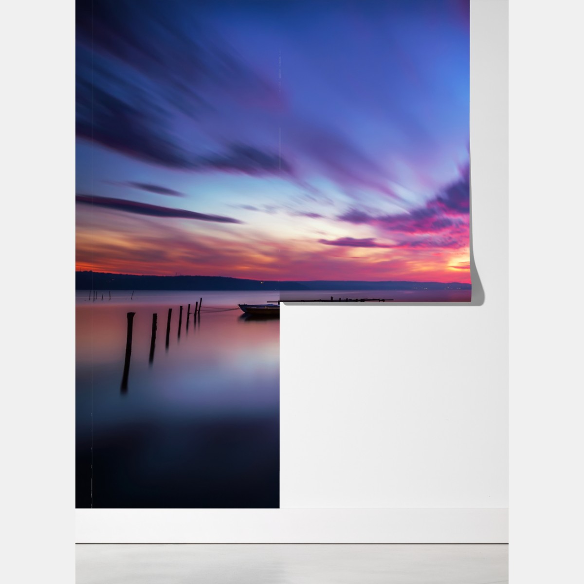 Fototapeta zachód słońca nad spokojnym jeziorem z drewnianym pomostem – Wallissimo® Fototapeta zachód słońca nad spokojnym jeziorem z drewnianym pomostem – Wallissimo®