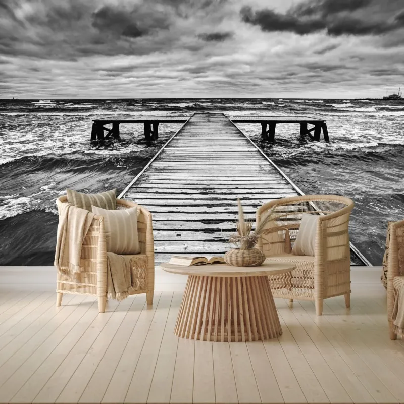 Fototapeta dramatyczne czarno-białe molo prowadzące w burzliwe morze