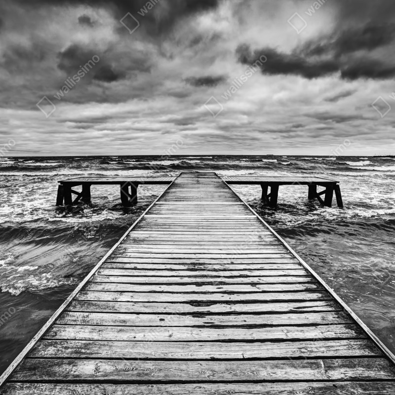 Fototapeta dramatyczne czarno-białe molo prowadzące w burzliwe morze – Wallissimo® Fototapeta dramatyczne czarno-białe molo prowadzące w burzliwe morze – Wallissimo®