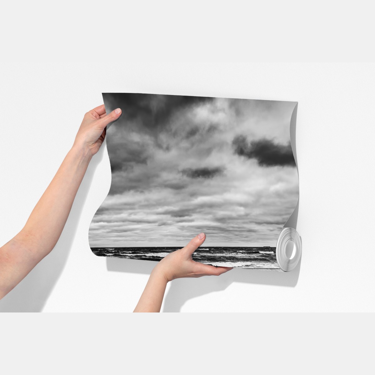 Fototapeta dramatyczne czarno-białe molo prowadzące w burzliwe morze – Wallissimo® Fototapeta dramatyczne czarno-białe molo prowadzące w burzliwe morze – Wallissimo®