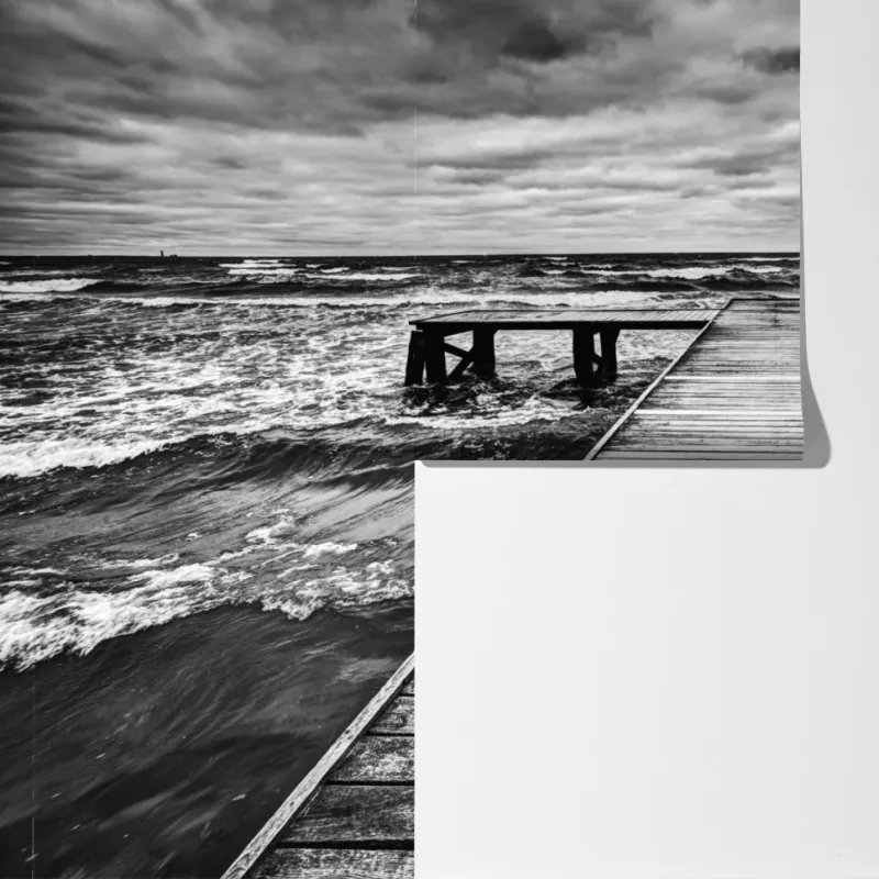 Fototapeta dramatyczne czarno-białe molo prowadzące w burzliwe morze – Wallissimo® Fototapeta dramatyczne czarno-białe molo prowadzące w burzliwe morze – Wallissimo®