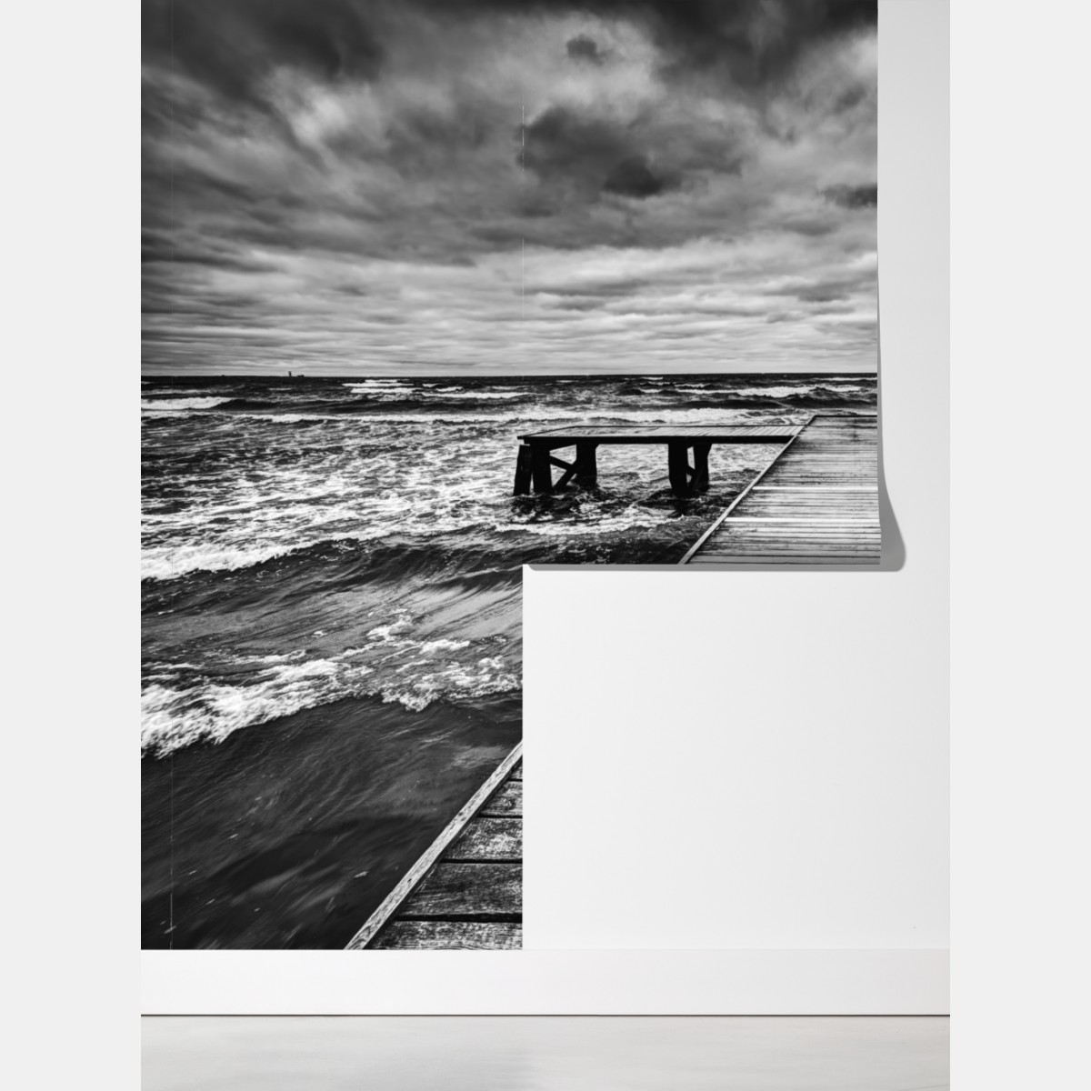 Fototapeta dramatyczne czarno-białe molo prowadzące w burzliwe morze – Wallissimo® Fototapeta dramatyczne czarno-białe molo prowadzące w burzliwe morze – Wallissimo®