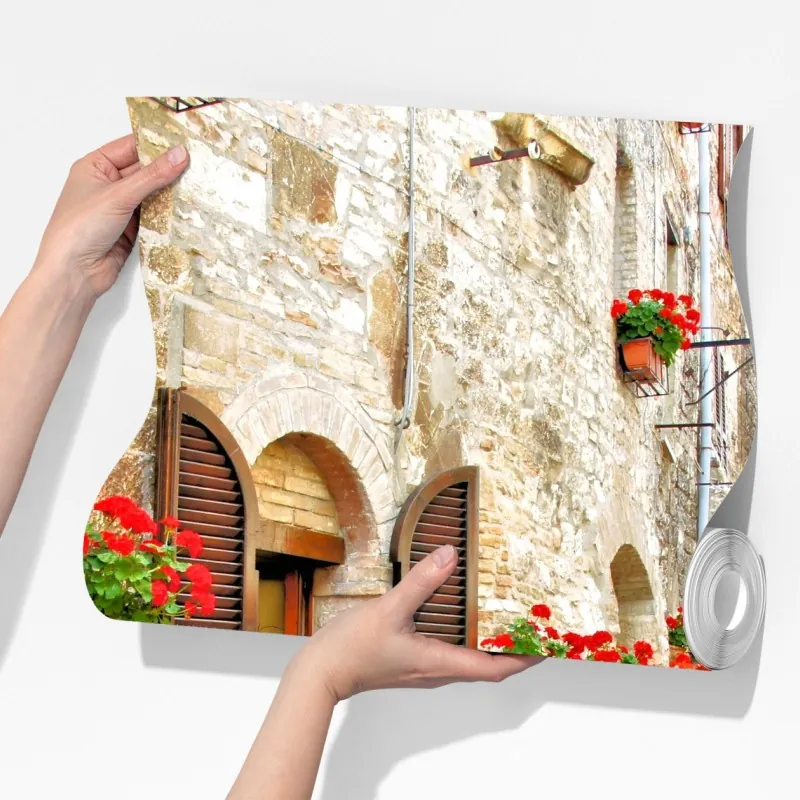 Fototapeta słoneczna kamienna uliczka z czerwonymi pelargoniami – Wallissimo® Fototapeta słoneczna kamienna uliczka z czerwonymi pelargoniami – Wallissimo®