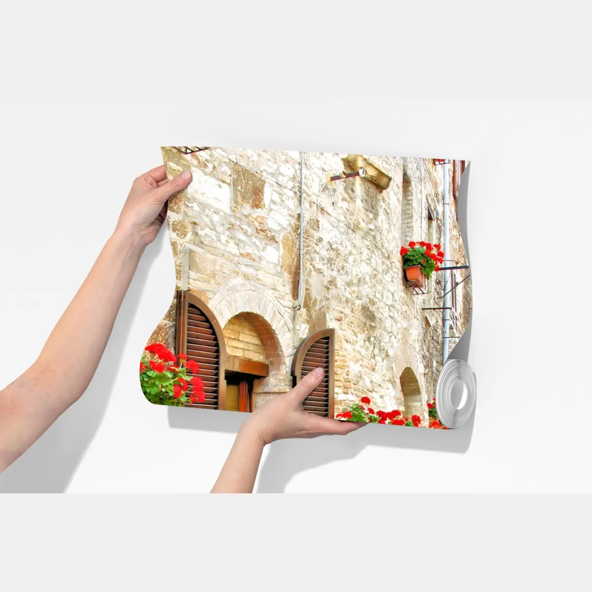 Fototapeta słoneczna kamienna uliczka z czerwonymi pelargoniami – Wallissimo® Fototapeta słoneczna kamienna uliczka z czerwonymi pelargoniami – Wallissimo®