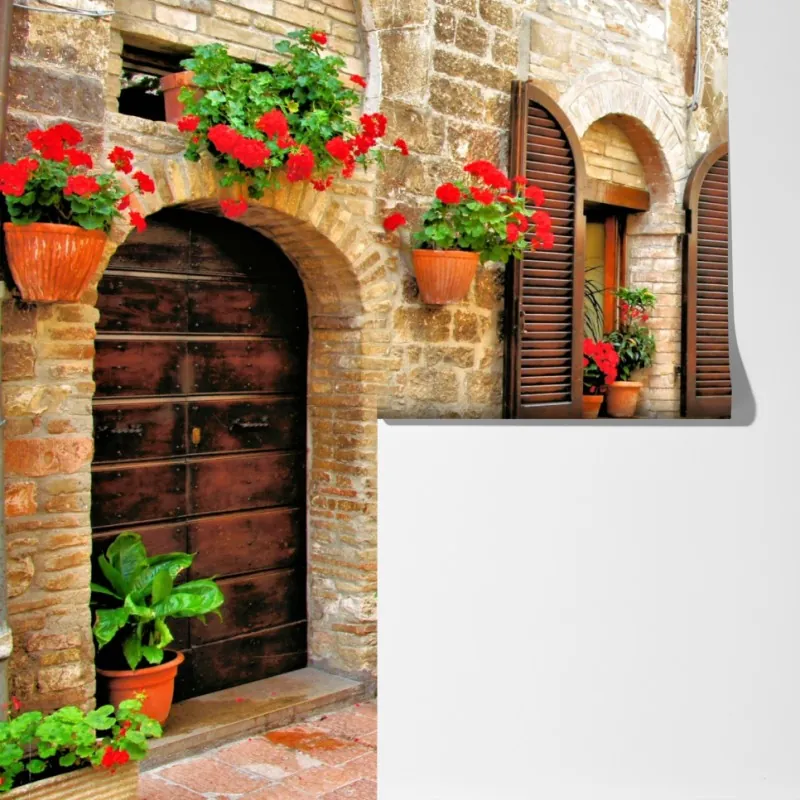 Fototapeta słoneczna kamienna uliczka z czerwonymi pelargoniami – Wallissimo® Fototapeta słoneczna kamienna uliczka z czerwonymi pelargoniami – Wallissimo®