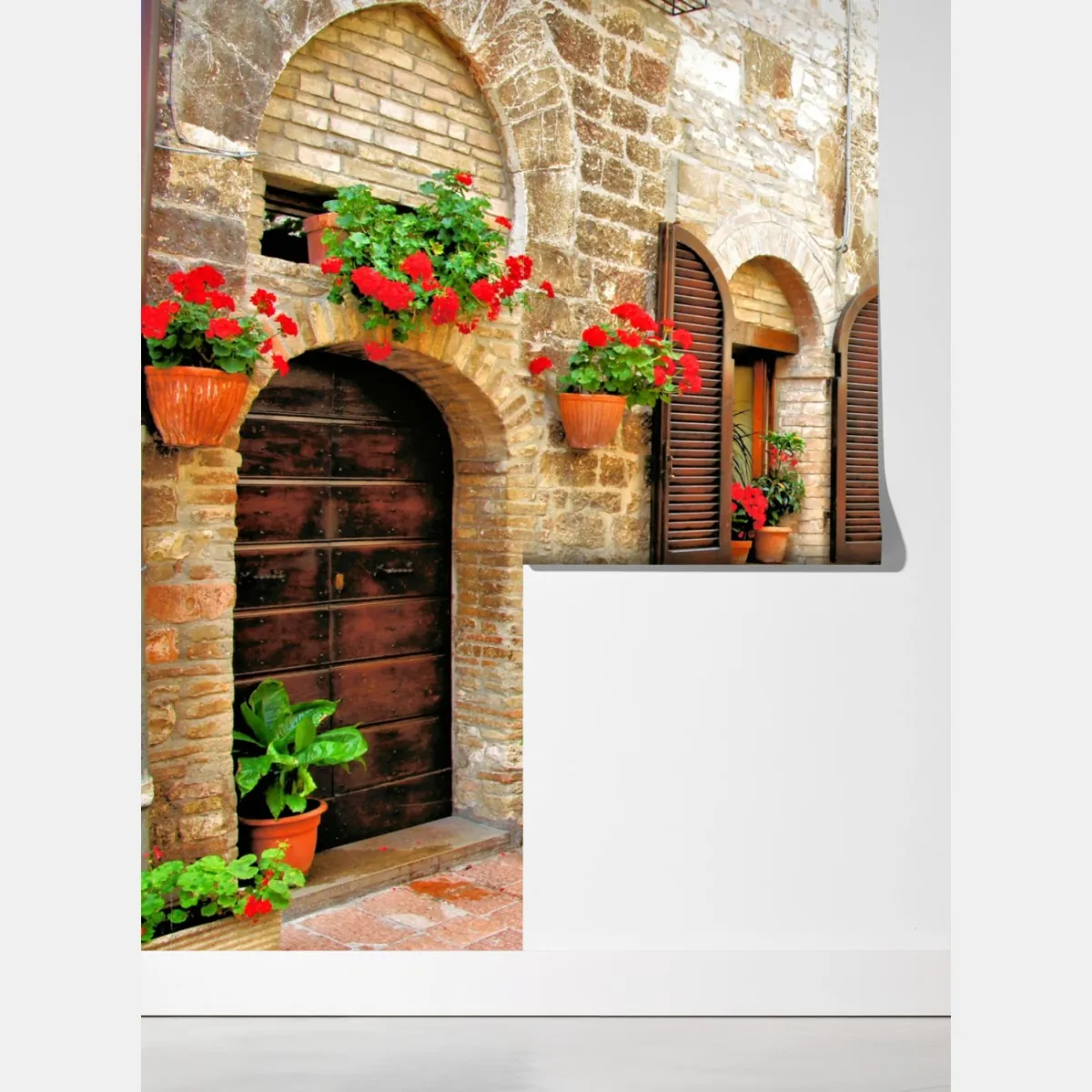 Fototapeta słoneczna kamienna uliczka z czerwonymi pelargoniami – Wallissimo® Fototapeta słoneczna kamienna uliczka z czerwonymi pelargoniami – Wallissimo®